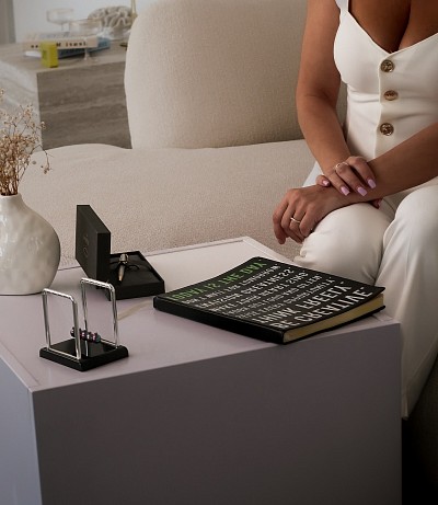 Измены партнёра, повторяющиеся сценарии и даже судьбы в роду, неуверенность в себе и завтрашнем дне/страх неизвестности, чувство вины или стыда, недопонимания и конфликты в семье, на работе, повторяющиеся сценарии, финансовые трудности, невозможность проявить себя и заявить о себе, страх смерти, потеря жизненных сил, отсутствие смысла жизни, ухудшение здоровья